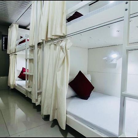 מומביי Qubestay Airport Capsule Hotel & Hostel מראה חיצוני תמונה