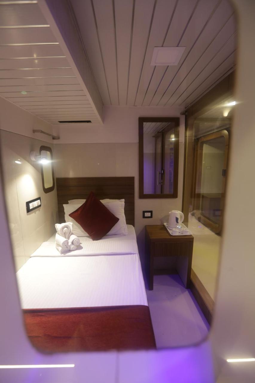 מומביי Qubestay Airport Capsule Hotel & Hostel מראה חיצוני תמונה