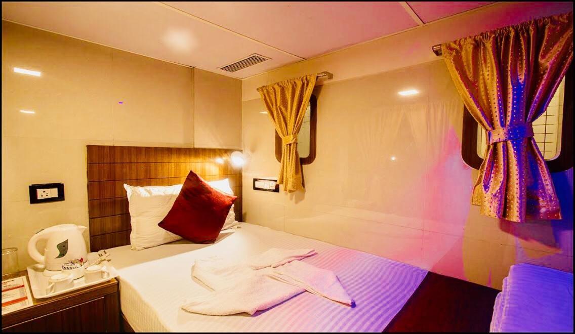 מומביי Qubestay Airport Capsule Hotel & Hostel מראה חיצוני תמונה