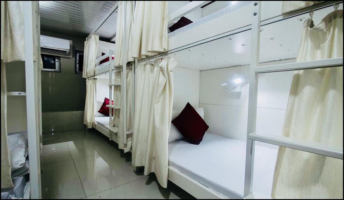 מומביי Qubestay Airport Capsule Hotel & Hostel מראה חיצוני תמונה