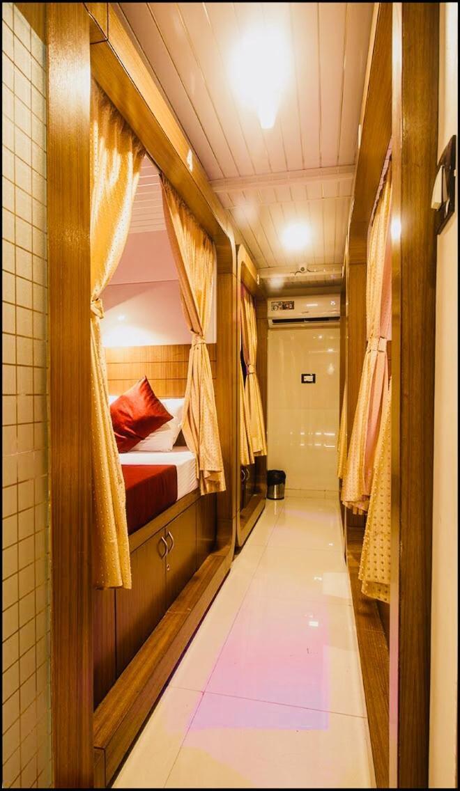 מומביי Qubestay Airport Capsule Hotel & Hostel מראה חיצוני תמונה