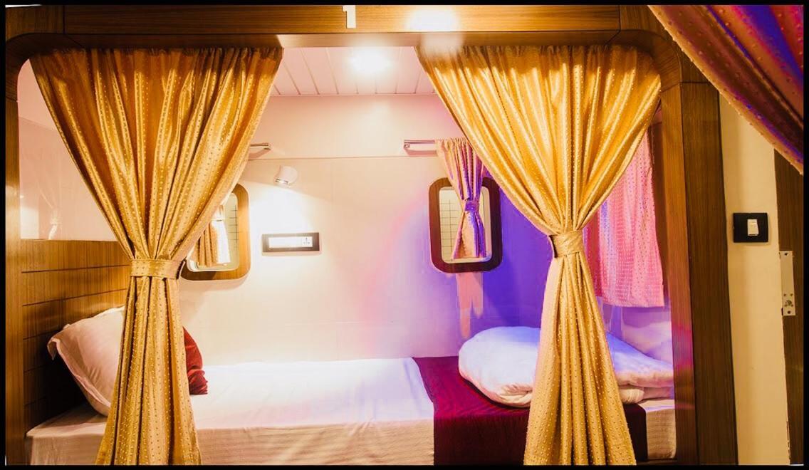 מומביי Qubestay Airport Capsule Hotel & Hostel מראה חיצוני תמונה