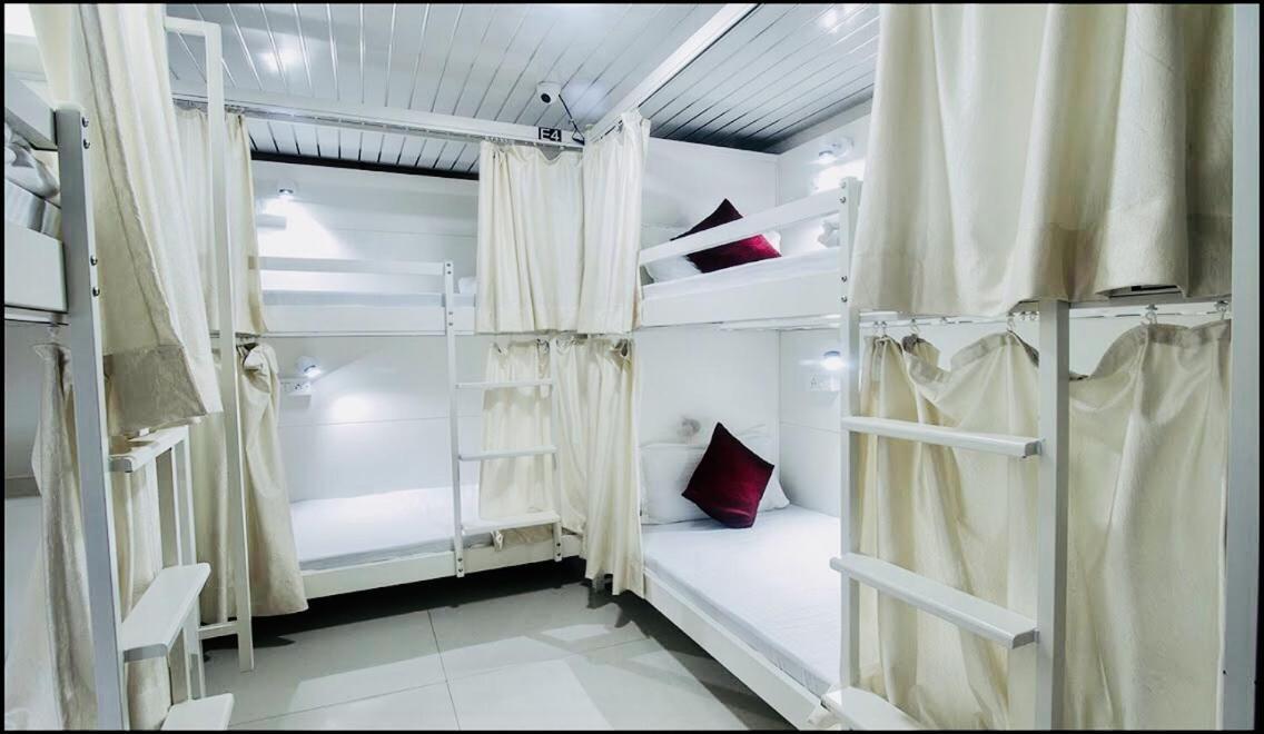 מומביי Qubestay Airport Capsule Hotel & Hostel מראה חיצוני תמונה